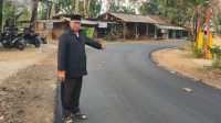 Anggota Komisi IV Dewan Perwakilan Rakyat Daerah (DPRD) Jawa Barat (Jabar) dari Fraksi PKS Abdul Muiz saat melakukan pemantauan rehabilitasi atau perbaikan jalan yang berstatus jalan provinsi sepanjang 6,8 KM. (Dok : Abdul Muiz)