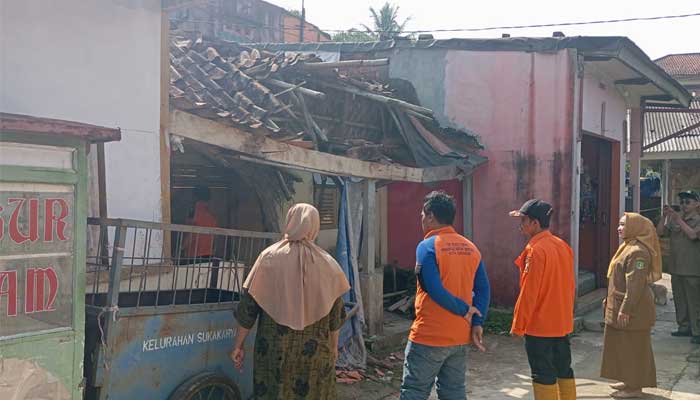 BPBD Kota Sukabumi Tinjau Atap Rumah Ambruk