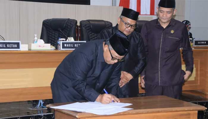 Bupati Sukabumi dan DPRD sahkan Raperda
