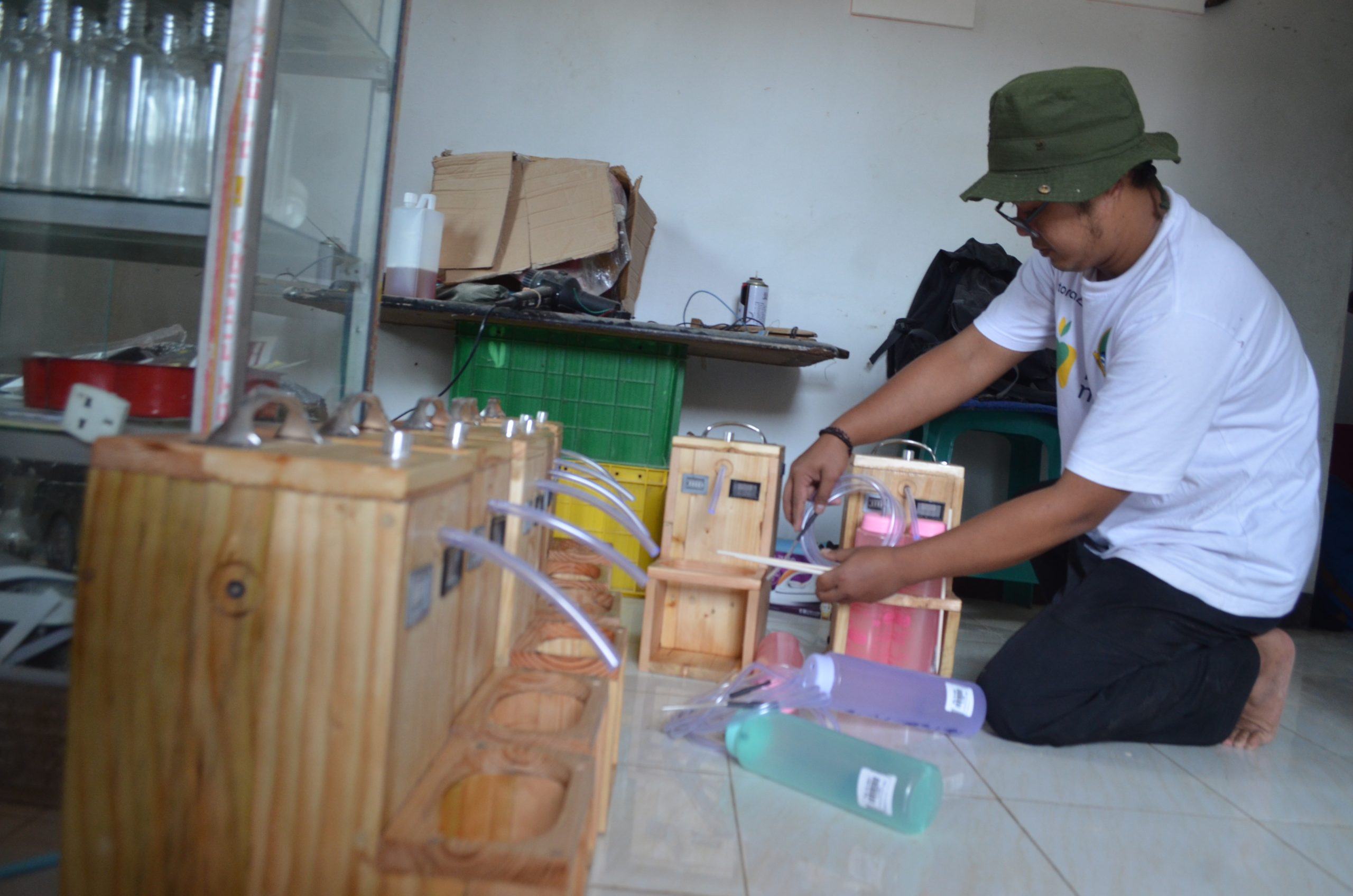 petani milenial asal Sukabumi yang berfokus pada budidaya madu lebah trigona.