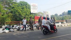 Tim Patroli Forkopimcam Simpenan Sukabumi Temukan Tumpukan Sampah di Jalan Jembatan Bagbagan, Ini Yang Dilakukan