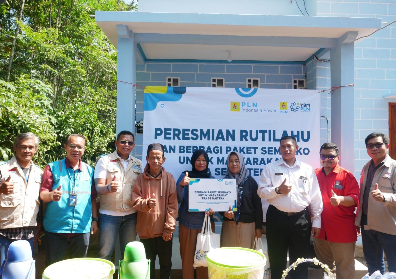PLN Unit Pelaksana Pelayanan Pelanggan Sukabumi melalui Yayasan Baitul Maal (YBM) Sukabumi memberikan bantuan renovasi Rumah Tidak Layak Huni (Rutilahu) kepada masyarakat kurang mampu di wilayah Kabupaten Sukabumi