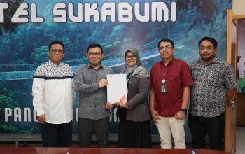 DIGITALISASI: Executive Vice President Telkom Jawa Barat, Saiful Hidajat (baju putih), Manager Business Service Sukabumi Susanti N Retnawati dan GM Telkom Sukabumi Haris Setyawan (baju merah) foto bersama usai penandatanganan kerjasama dengan beberapa lembaga di kantor Telkom Sukabumi pada 12 Juli 2024.