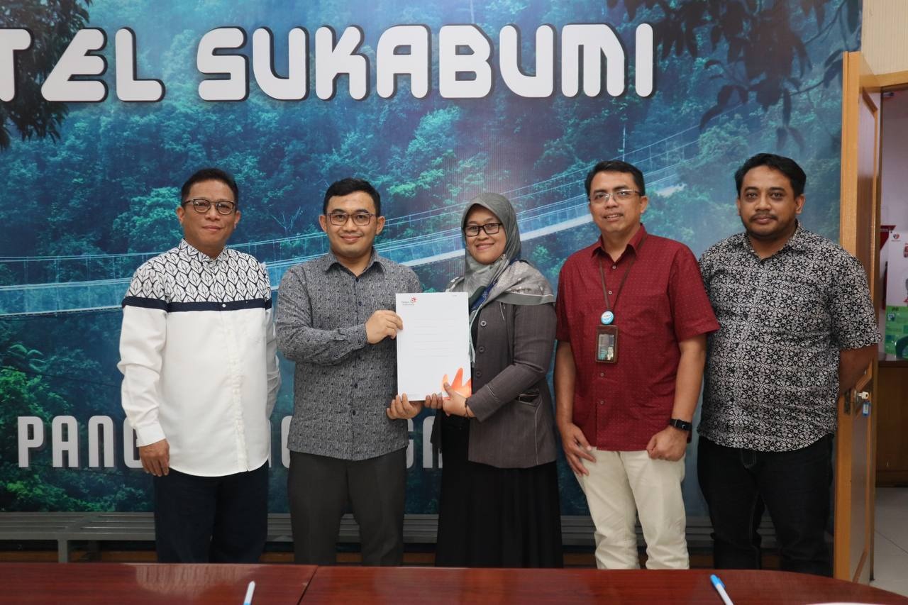 DIGITALISASI: Executive Vice President Telkom Jawa Barat, Saiful Hidajat (baju putih), Manager Business Service Sukabumi Susanti N Retnawati dan GM Telkom Sukabumi Haris Setyawan (baju merah) foto bersama usai penandatanganan kerjasama dengan beberapa lembaga di kantor Telkom Sukabumi pada 12 Juli 2024.