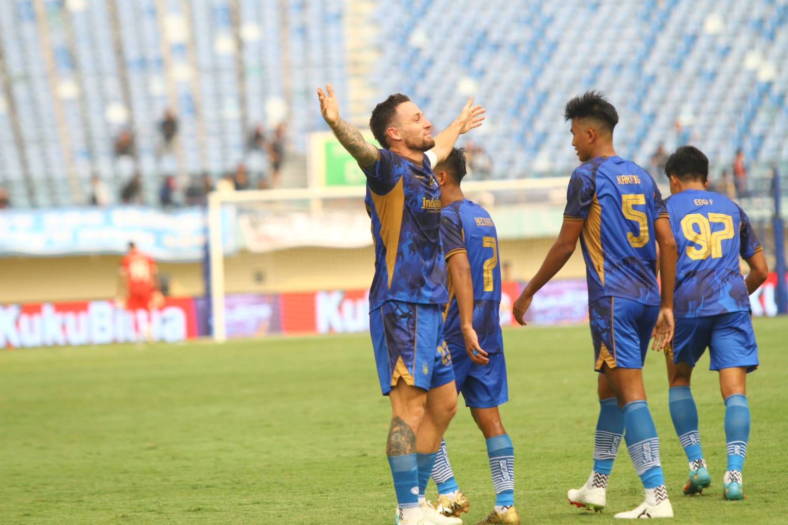 Penyerang Persib Bandung Ciro Alves melakukan selebrasi usai mencetak gol ke gawang PSM Makassar dalam gelaran Liga Piala Presiden 2024 di Stadion Si Jalak Harupat, Soreang, Kabupaten Bandung, Jumat (19/7).(TAOFIK ACHMAD HIDAYAT/RADAR BANDUNG)
