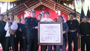 BOMA Jabar Sematkan Gelar Sinatria Pinayungan ke Menkumham RI