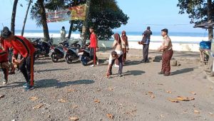 Ribuan Pelajar dan Masyarakat Cisolok Sukabumi Terjun ke Jalan Pungut Sampah