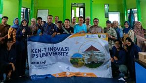 Mahasiswa KKN IPB Memperkenalkan Aplikasi DigiTani dan Pepaya Calina kepada Masyarakat Desa Loji