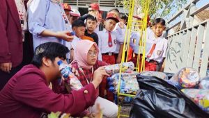 Melihat Kreativitas Mahasiswa KKN Nusa Putra di Desa Cikelat Mengelola Sampah Anorganik sebagai Langkah Awal Cegah Krisis Iklim