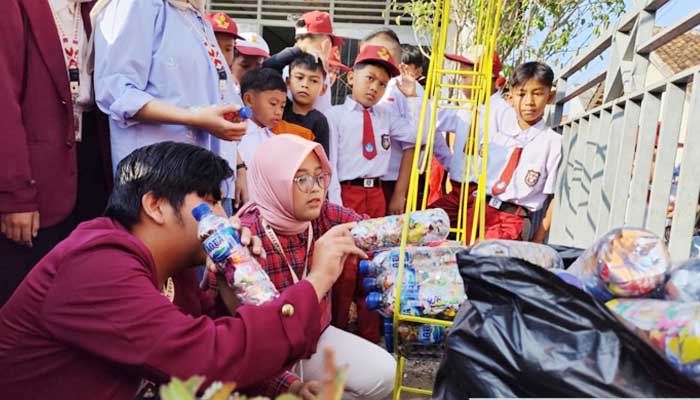 Mahasiswa KKN Nusa Putra Di Desa Cikelat