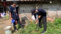 Mahasiswa KKNT Inovasi IPB University Kenalkan Biopori kepada Masyarakat Desa Loji