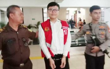 Terdakwa GRT anak DPR RI terdakwa kasus penganiayaan hingga meninggal saat mendengar putusan majelis hakim memvonisnya bebas dakwaan di PN Surabaya, Rabu (24/7/2024).