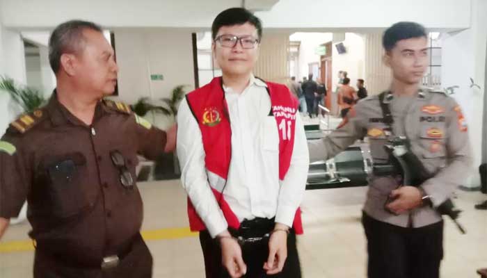Terdakwa GRT anak DPR RI terdakwa kasus penganiayaan hingga meninggal saat mendengar putusan majelis hakim memvonisnya bebas dakwaan di PN Surabaya, Rabu (24/7/2024).