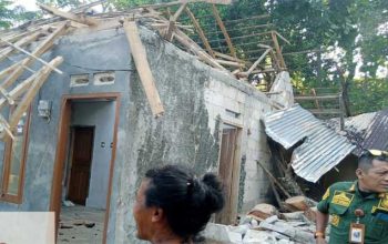 Rumah Janda di Simpenan Sukabumi Tertimpa Pohon