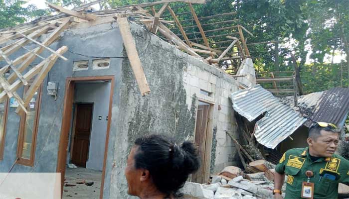 Rumah Janda di Simpenan Sukabumi Tertimpa Pohon