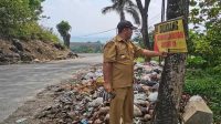 Tumpukan Sampah di Padabeunghar Sukabumi Bikin Enek