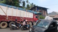 Truk Hebel Seruduk rumah di Cicurug Sukabumi