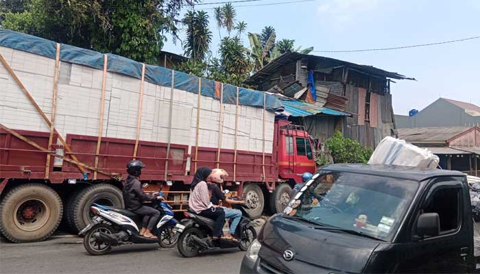 Truk Hebel Seruduk rumah di Cicurug Sukabumi