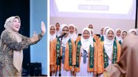 Erni Mulyasari saat menjadi dirigen lagu sunda "Jang" bersama Paduan Suara SMK Terpadu 2 Yaspida Sukabumi