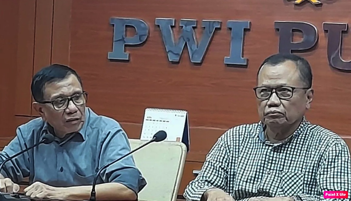 Ketua Umum PWI Hendry Ch Bangun (kiri), dan Ketua Dewan Kehormatan PWI Sasongko Tedjo seusai menghadiri Rapat Pleno yang dihadiri Pengurus PWI, Dewan Kehormatan, Dewan Penasehat dan Dewan Pakar di Kantor PWI, Jakarta, Kamis (27/6/2024). (PWI/aa).