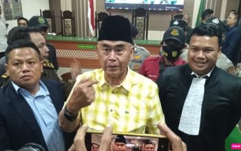 Panji Gumilang (tengah, kemeja kuning) usai mengikuti sidang putusan di Indramayu, Jawa Barat. (Fathnur Rohman)