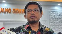 Anggota KPU RI Idham Holik saat memberikan keterangan kepada awak media di Kantor KPU RI, Jakarta, Selasa (23/4/2024). (Narda Margaretha Sinambela)