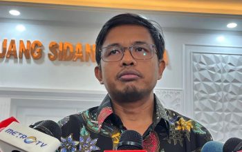 Anggota KPU RI Idham Holik saat memberikan keterangan kepada awak media di Kantor KPU RI, Jakarta, Selasa (23/4/2024). (Narda Margaretha Sinambela)