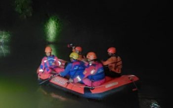 Petugas mengevakuasi jasad anak tewas tenggelam di Kali Ciliwung, Desa Kedung Waringin, Bojonggede, Kabupaten Bogor, Jawa Barat. (BPBD Kabupaten Bogor)