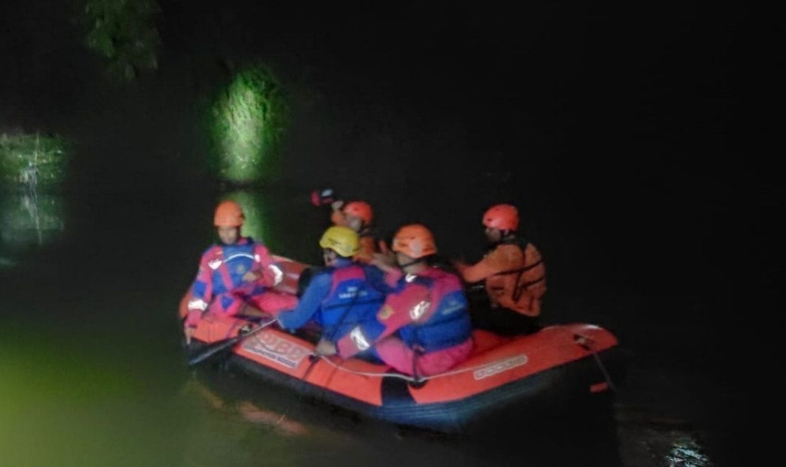 Petugas mengevakuasi jasad anak tewas tenggelam di Kali Ciliwung, Desa Kedung Waringin, Bojonggede, Kabupaten Bogor, Jawa Barat. (BPBD Kabupaten Bogor)
