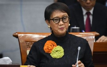 Menteri Luar Negeri (Menlu) Retno Marsudi mengikuti rapat kerja membahas perkembangan terkini di Palestina bersama Komisi I DPR di kompleks Parlemen, Senayan, Jakarta, Rabu (5/6/2024). (Aditya Pradana Putra)