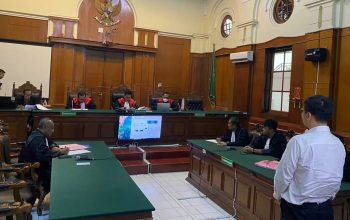 Terdakwa GRT anak DPR RI terdakwa kasus penganiayaan hingga meninggal saat mendengar putusan majelis hakim memvonisnya bebas dakwaan di PN Surabaya, Rabu (24/7/2024).(ist/suara surabaya)