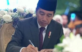 Presiden Jokowi Ikut Jadi Saksi di Pernikahan Thariq Halilintar dan Aaliyah Massaid. Prosesi akad nikah pernikahan Thariq Halilintar dan Aaliyah Massaid