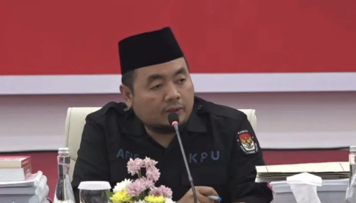 Ketua KPU RI Mochammad Afifuddin saat membuka rapat pleno di Gedung KPU RI, Jakarta, Minggu (28/7/2024). (HO-KPU)