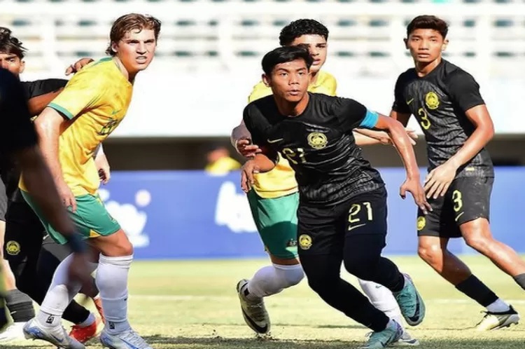 Potret duel antar pemain Australia dan Malaysia di peringkat ketiga Piala AFF U19 2024 (Sumber Foto: Instagram@famalaysia)