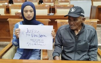 Ayah Dini Sera, Ujang Suherman (kanan) bersama adik Dini Sera, Alfika Risma (kiri) mendatangi DPR RI, Jakarta, Senin (29/7/2024). ANTARA/Bagus Ahmad Rizaldi.