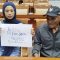 Ayah Dini Sera, Ujang Suherman (kanan) bersama adik Dini Sera, Alfika Risma (kiri) mendatangi DPR RI, Jakarta, Senin (29/7/2024). ANTARA/Bagus Ahmad Rizaldi.
