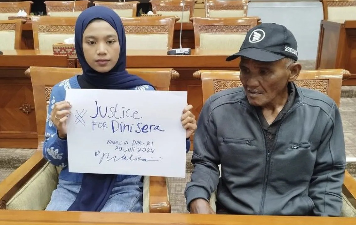Ayah Dini Sera, Ujang Suherman (kanan) bersama adik Dini Sera, Alfika Risma (kiri) mendatangi DPR RI, Jakarta, Senin (29/7/2024). ANTARA/Bagus Ahmad Rizaldi.