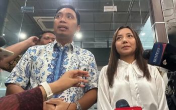 Tampang wanita yang menjadi korban asusila Ketua KpU Hasyim Asyari yaitu inisial CAT (kanan) saat memberikan keterangan di DKPP. (ist)