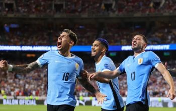 Mathias Olivera dari Uruguay merayakan bersama rekan satu timnya setelah mencetak gol pertama tim pada pertandingan Grup C CONMEBOL Copa America 2024 antara Amerika Serikat dan Uruguay di GEHA Field di Arrowhead Stadium pada Senin (1/7/2024) di Kansas City, Missouri. (AFP/Michael Reaves)
