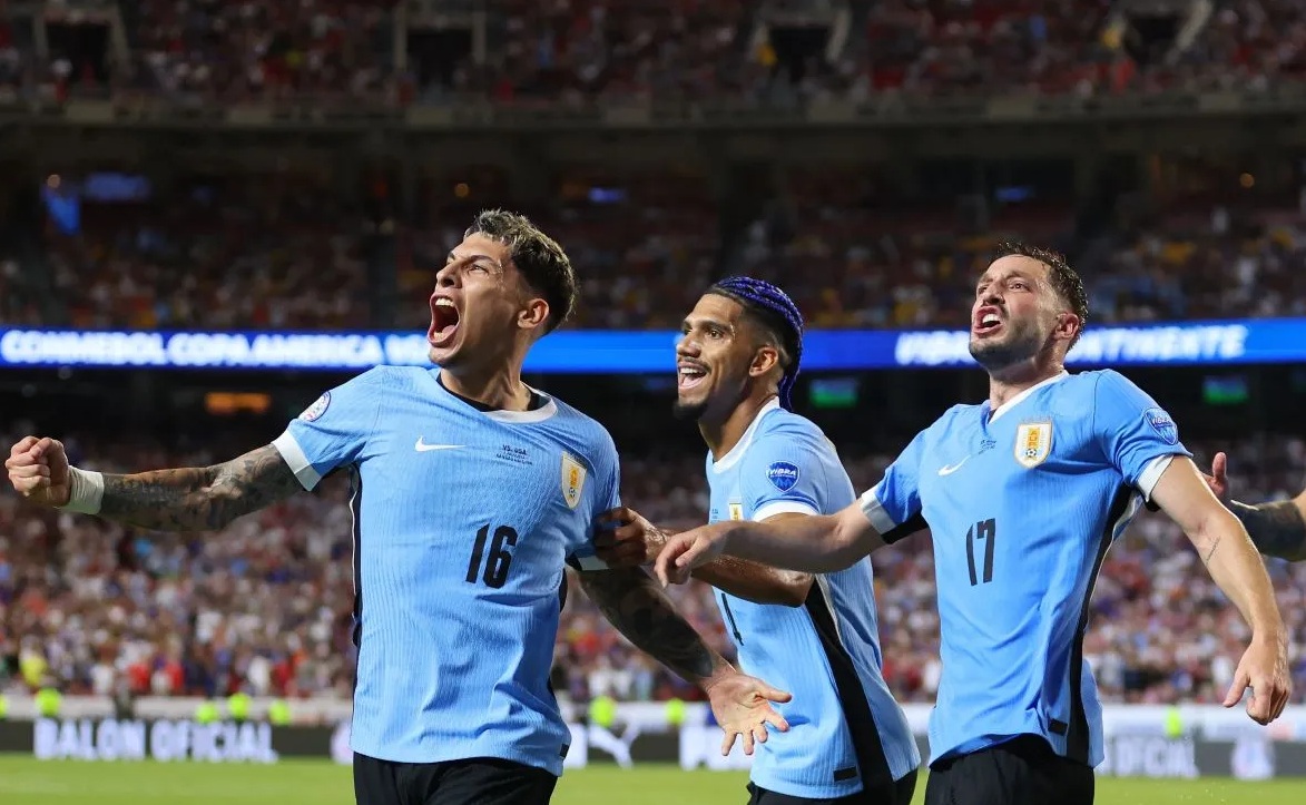 Mathias Olivera dari Uruguay merayakan bersama rekan satu timnya setelah mencetak gol pertama tim pada pertandingan Grup C CONMEBOL Copa America 2024 antara Amerika Serikat dan Uruguay di GEHA Field di Arrowhead Stadium pada Senin (1/7/2024) di Kansas City, Missouri. (AFP/Michael Reaves)