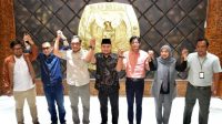 Plt Ketua KPU RI Mochammad Afifuddin bersama jajarannya usai memberikan keterangan kepada awak media di Kantor KPU RI, Jakarta, Kamis (4/7/2024). (KPU RI)