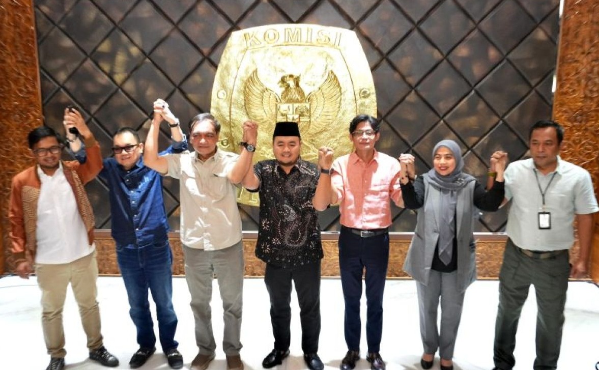 Plt Ketua KPU RI Mochammad Afifuddin bersama jajarannya usai memberikan keterangan kepada awak media di Kantor KPU RI, Jakarta, Kamis (4/7/2024). (KPU RI)