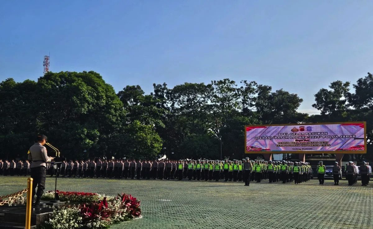 Kapolda Jabar Irjen Pol Akhmad Wiyagus saat memimpin langsung apel pelaksanaan Operasi Patuh Lodaya 2024 di halaman Mapolda Jabar, Kota Bandung, Senin (15/7/2024). (Polda Jabar)