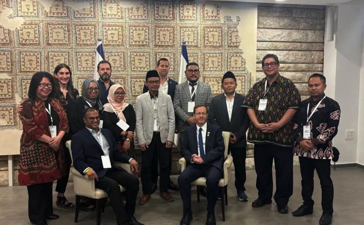 Potret lima orang Nahdliyin yang berfoto bersama Presiden Israel Isaac Herzog (HO-Istimewa)