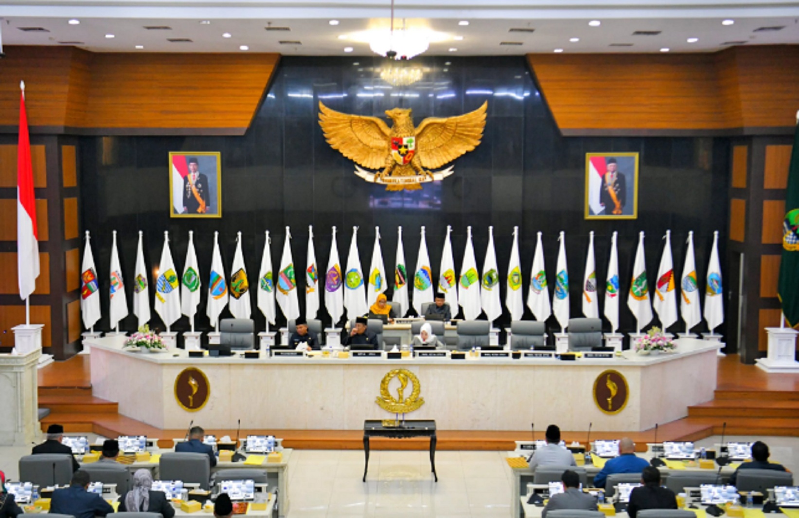 Penjabat Gubernur Jawa Barat Bey Machmudin menghadiri Rapat Paripurna DPRD Jabar di gedung DPRD Jabar, Kota Bandung, Selasa (2/7/2024). (Foto: Biro Adpim Jabar)