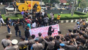 Warga Geruduk UPTD PJJWP II Sukabumi, Buntut Tiang Listrik Ambruk