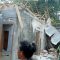 RUSAK PARAH : Kondisi rumah warga di Simpenan Sukabumi rusak tertimpa pohon roboh.(FOTO : UNTUKRADARSUKABUMI)