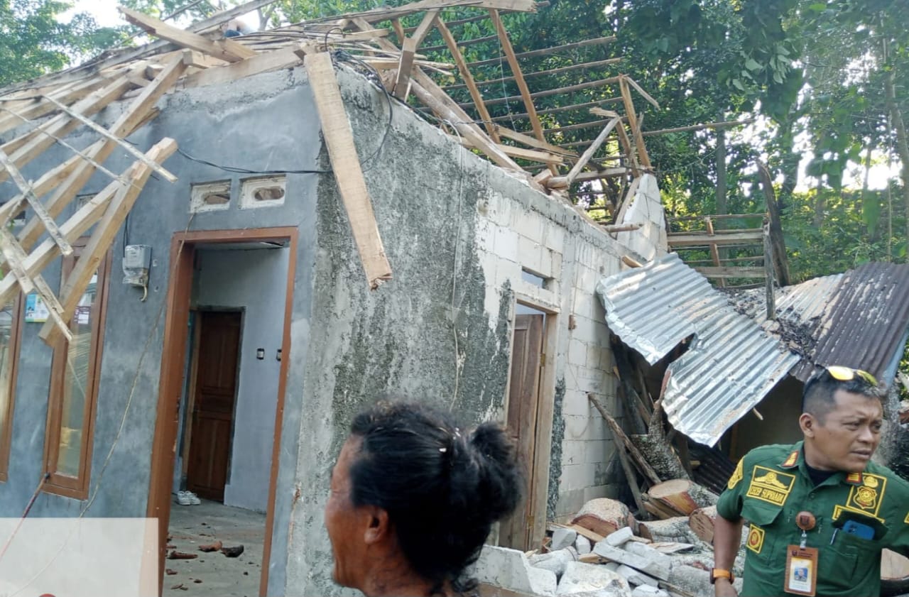 RUSAK PARAH : Kondisi rumah warga di Simpenan Sukabumi rusak tertimpa pohon roboh.(FOTO : UNTUKRADARSUKABUMI)