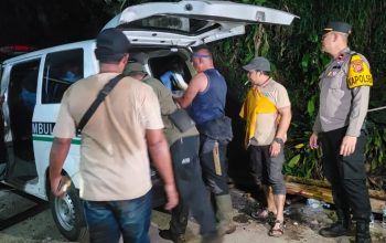 DIEVAKUASI : Petugas Kepolisian saat mengevakuasi penemuan mayat dengan kondisi mengenaskan di wilayah kawasan Hutan Taman Nasional Situ Gunung, Desa Cikahuripan, Kecamatan Kadudampit, Kabupaten Sukabumi pada Selasa (16/07) malam.(FOTO : UNTUK RADAR SUKABUMI)