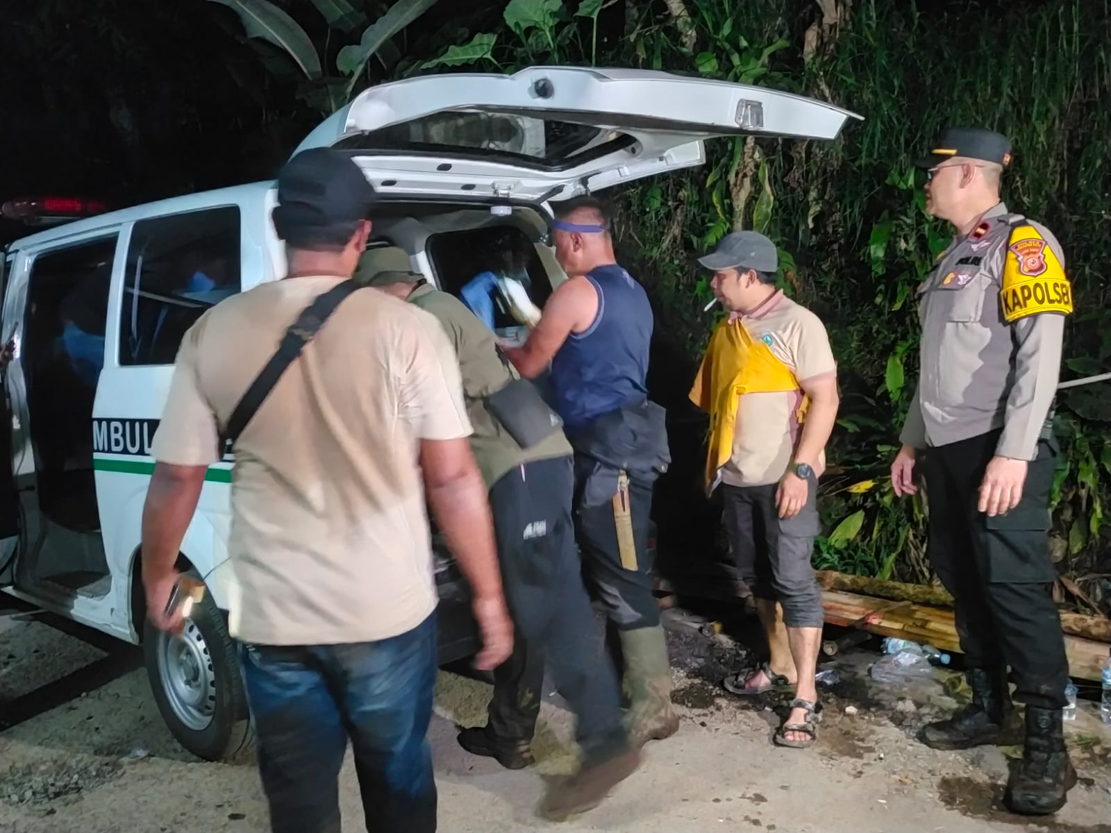 DIEVAKUASI : Petugas Kepolisian saat mengevakuasi penemuan mayat dengan kondisi mengenaskan di wilayah kawasan Hutan Taman Nasional Situ Gunung, Desa Cikahuripan, Kecamatan Kadudampit, Kabupaten Sukabumi pada Selasa (16/07) malam.(FOTO : UNTUK RADAR SUKABUMI)